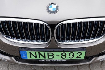 Marad a gazdag autósok kedvezménye és a szegény robogósok káosza?