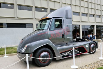 Tényleg létezik elektromos nyerges vontató, csak nem nálunk