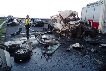 Megrázó fotókon az M43-ason történt tragédia