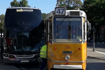 Busz és villamos ütközött össze Budapesten