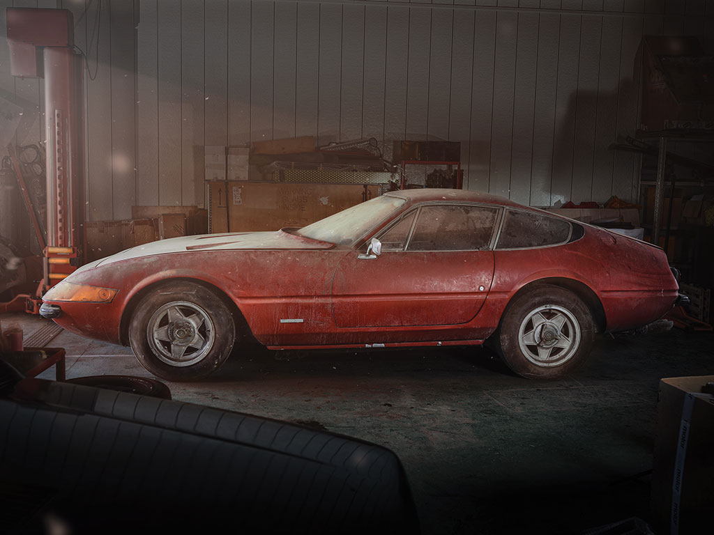 Egy elhagyott garázsban pihent ez a brutálisan ritka Ferrari 4