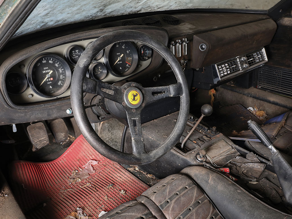 Egy elhagyott garázsban pihent ez a brutálisan ritka Ferrari 8