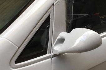 Csúnyán elbántak ezzel a Pesten parkoló autóval