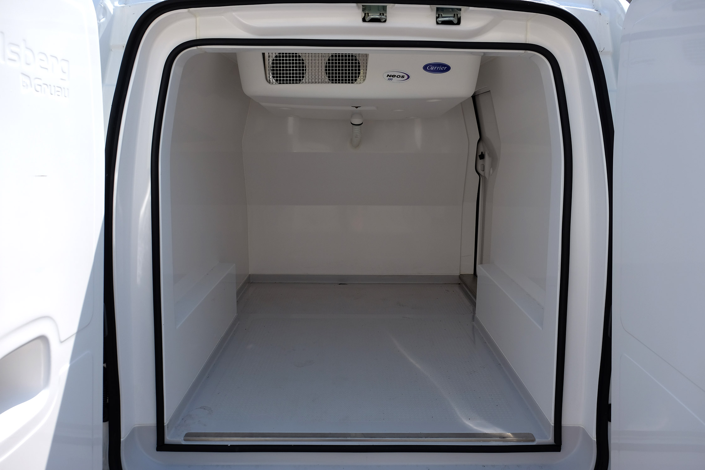 Guruló hűtőszekrényt tessék: Nissan NV 200 Fridge 33