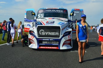 Nem finomkodnak egymással a kamionosok