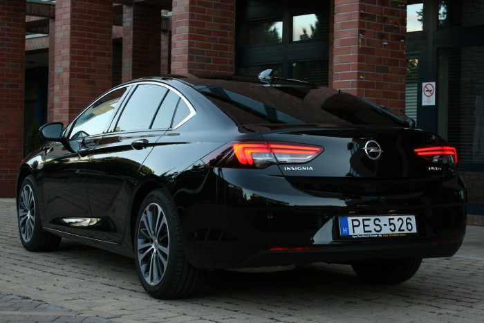 Itthon teszteltük, mit ér az Opel csúcsmodellje 102 Itthon teszteltük, mit ér az Opel csúcsmodellje 102