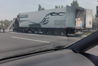 Dugó az M7-esen: kiégett egy kamion