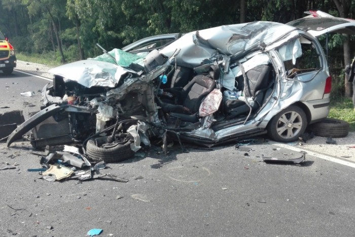 Brutális baleset, lezárták a 4-es főutat