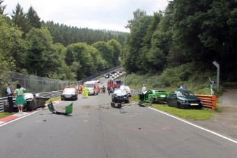 Nagy karambolban 10 autó tört a Nürbugringen
