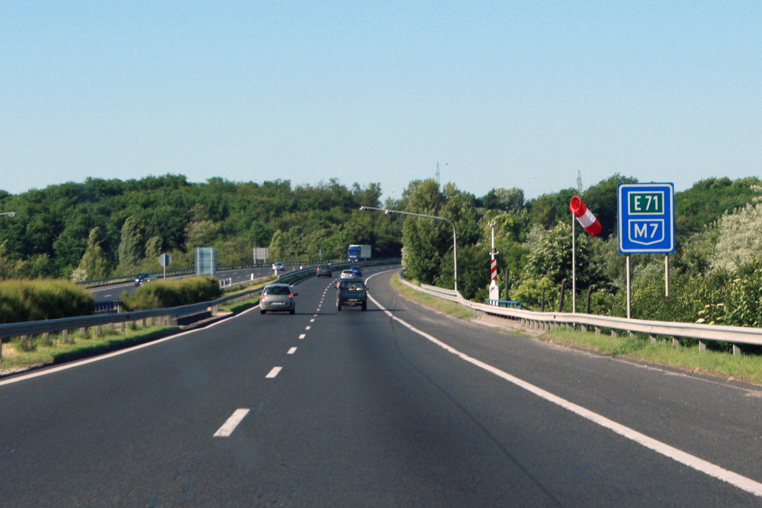 Miért ilyen drága a benzin a Balatonnál és az M7-esen? 1 Miért ilyen drága a benzin a Balatonnál és az M7-esen? 1