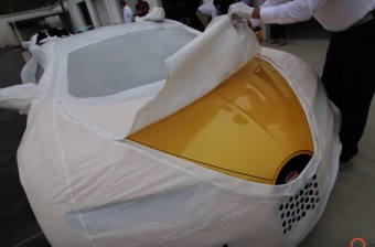 Állati jó videón az első amerikai Bugatti Chiron kicsomagolása