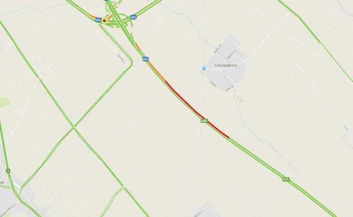 Hatalmas dugó az M5-ösön, 4 autó ütközött