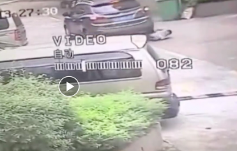 Videón, ahogy egy gyerek túléli a lehetetlent