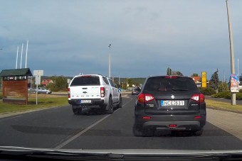 Csodás, ahogy ez a fordos behajt a körforgalomba Keszthelyen