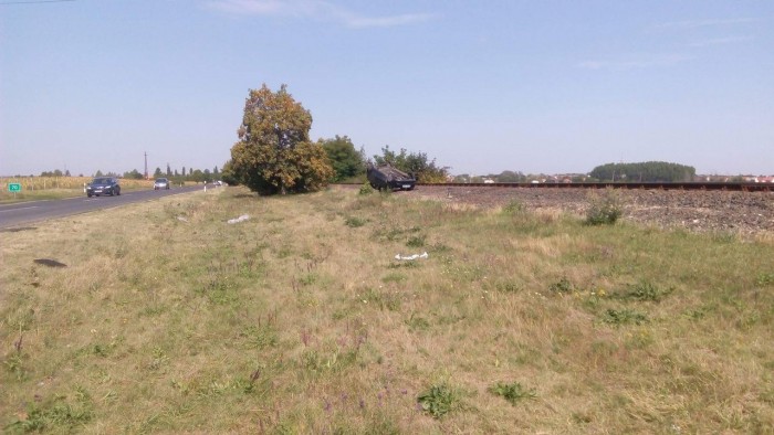 A vonatsínre került a felborult autó a 82-esen