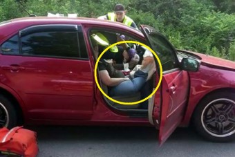 A műszerfalra tette a lábát, aztán nyílt a légzsák…