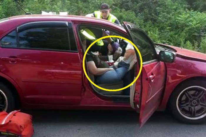 A műszerfalra tette a lábát, aztán nyílt a légzsák…