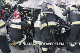 Videón, ahogy kivágnak egy nőt a tűzoltók az autóból Budapesten