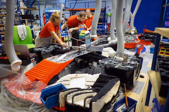 F1: Itt a 350 ezer alkatrészes Ferrari – videó