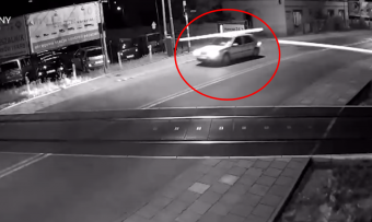 Újabb őrült videó a tiloson át sínre hajtó autósról