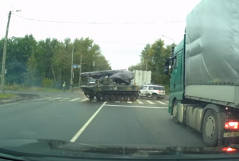 Száguldó orosz lánctalpas Škodának ütközött