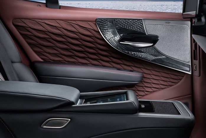 Üvegkárpit, origami szövet luxusautóban