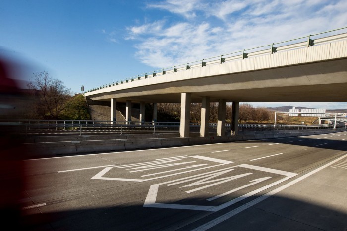 Átépül az M1-es balesetveszélyes része