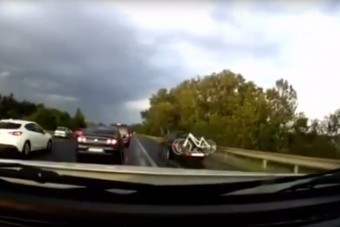 Videón az M7-esen pofátlankodó autósok
