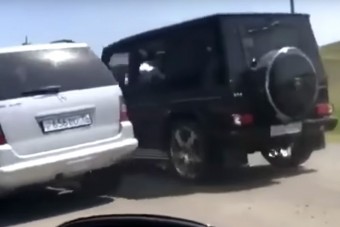 Milliós kárt okozott két bolond mercedeses