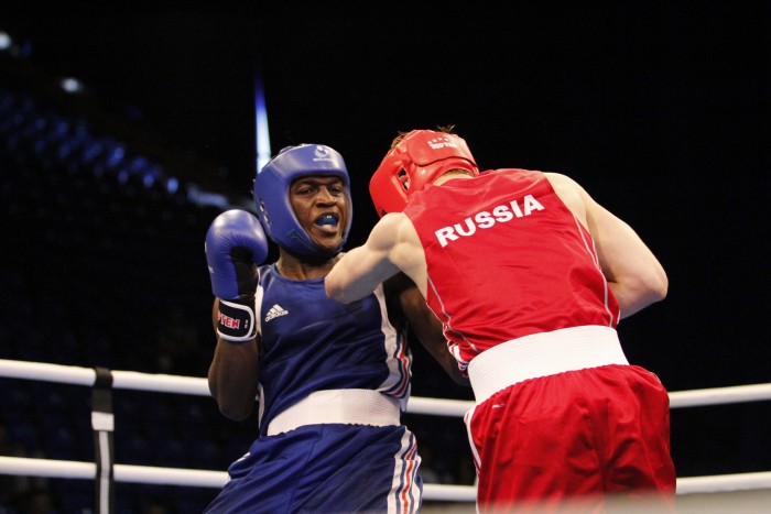 Autó jár az orosz bokszvilágbajnokoknak