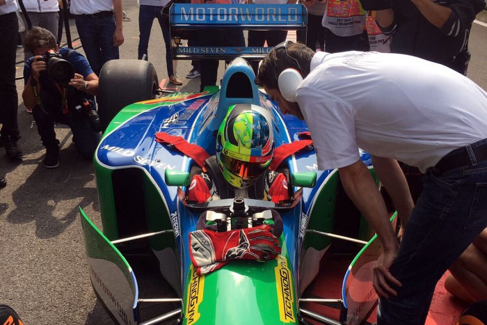 F1: Felemás sisakban ült apja autójába a kis Schumi – videó