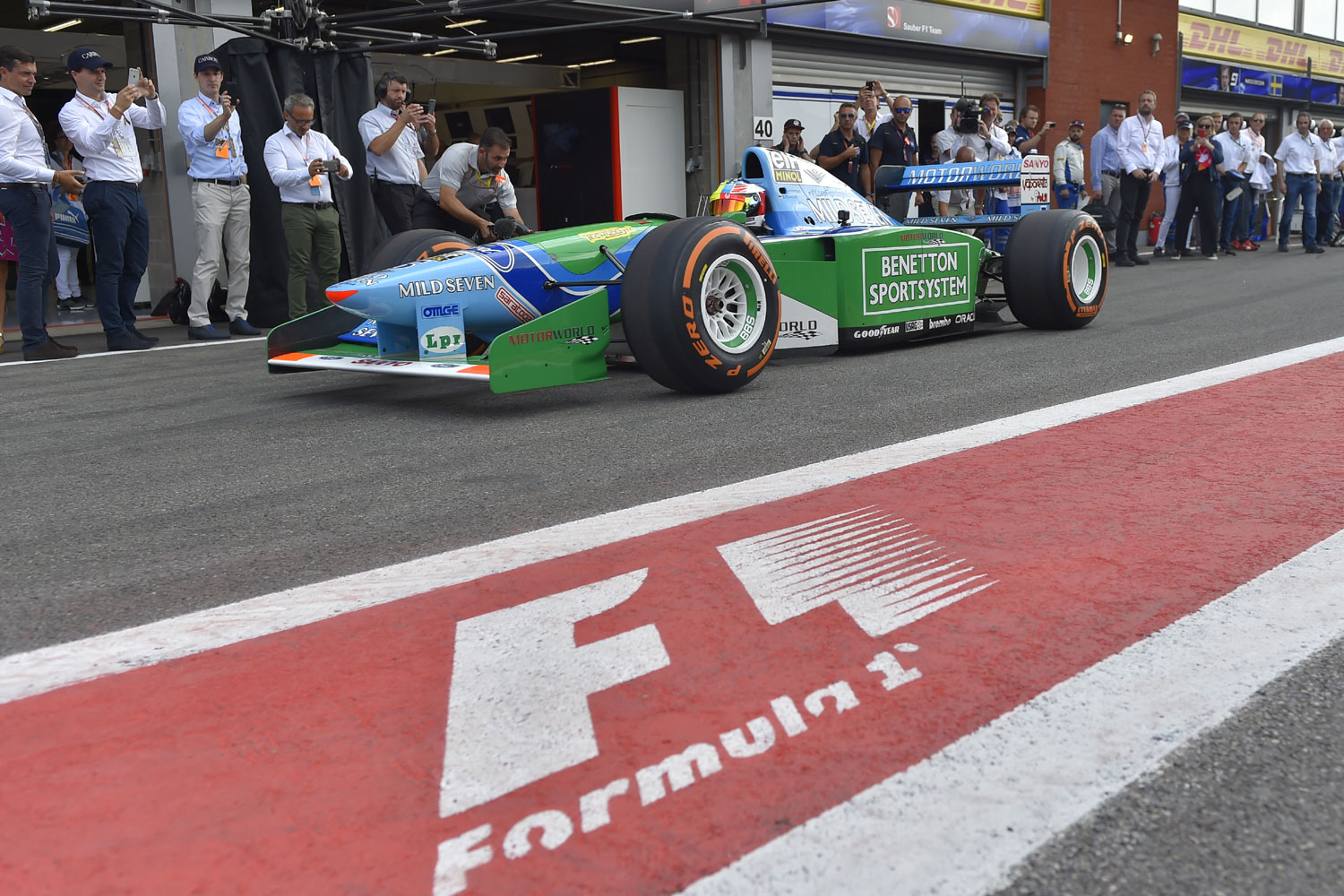F1: Felemás sisakban ült apja autójába a kis Schumi – videó 6
