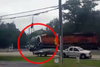 Vonat szaggatta szét a kamiont