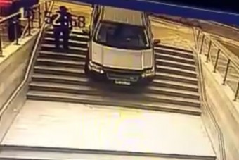 Ez a nő azt hitte, hogy mélygarázsba hajt, pedig lépcső volt