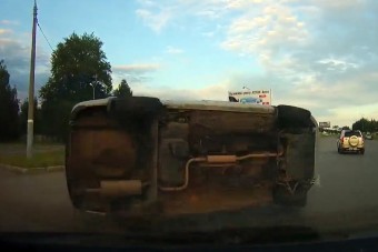 Pillanatok alatt borult a szabálytalankodó autós