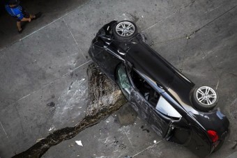 A 7. emeletről zuhant le egy BMW