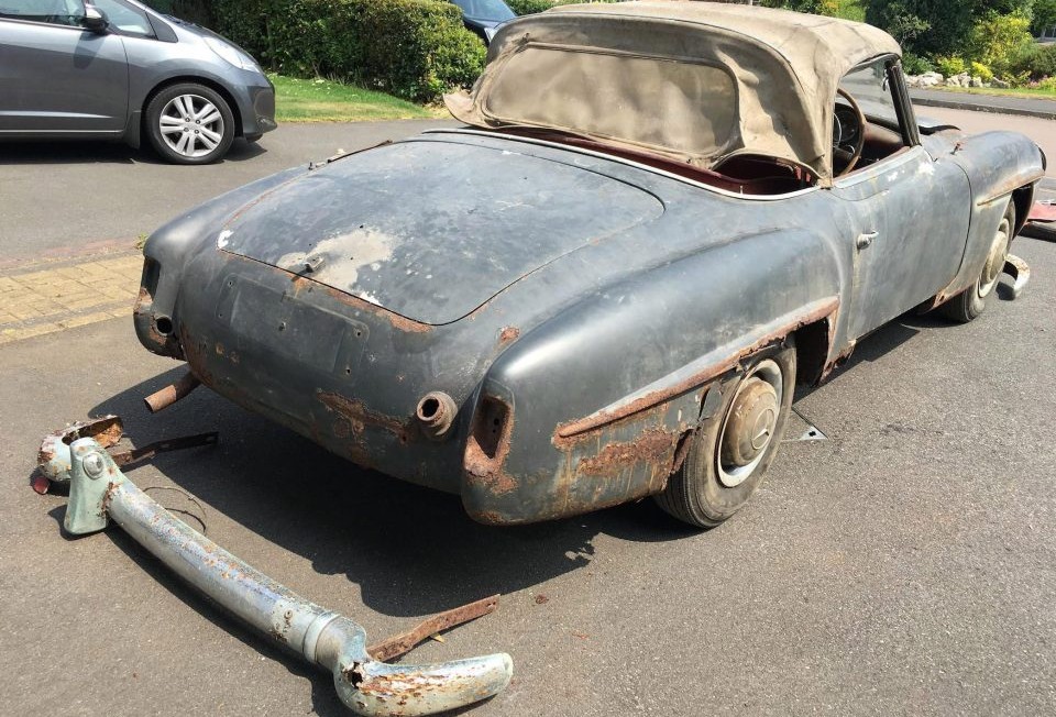 30 évig rohadt a garázsban a ritka Mercedes, így is egy vagyont ér 2