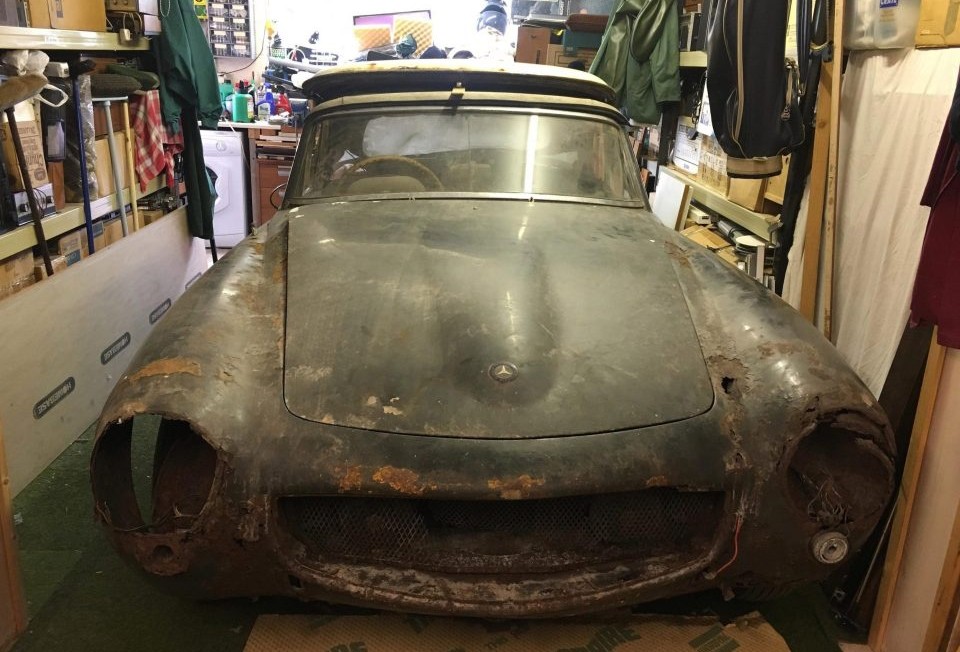 30 évig rohadt a garázsban a ritka Mercedes, így is egy vagyont ér 3