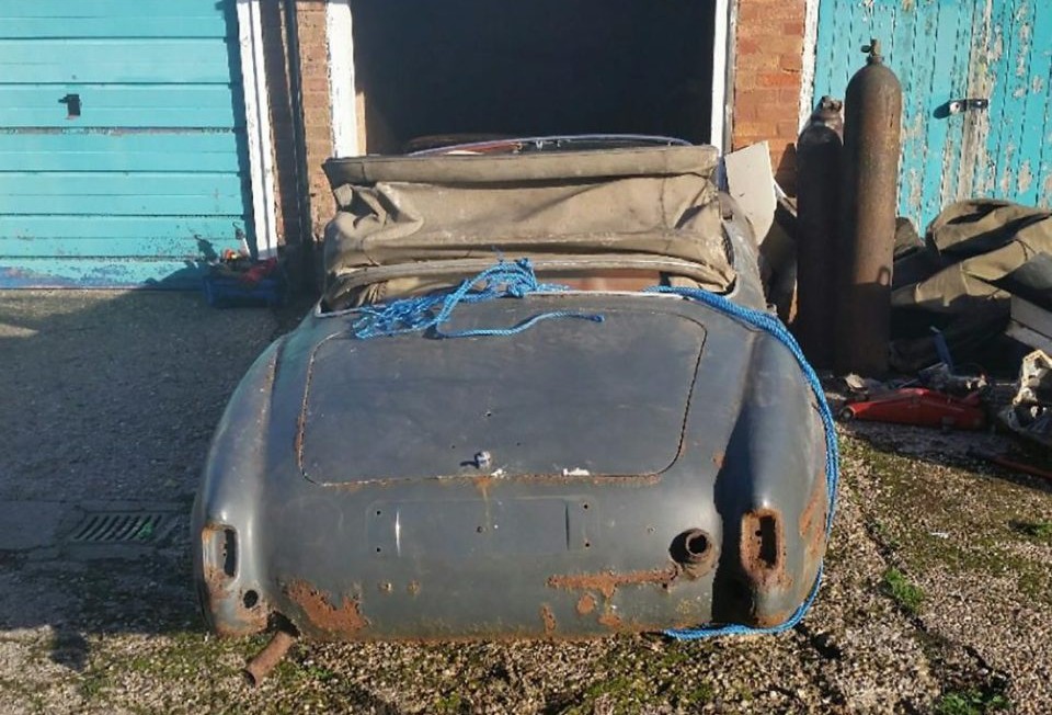 30 évig rohadt a garázsban a ritka Mercedes, így is egy vagyont ér 1