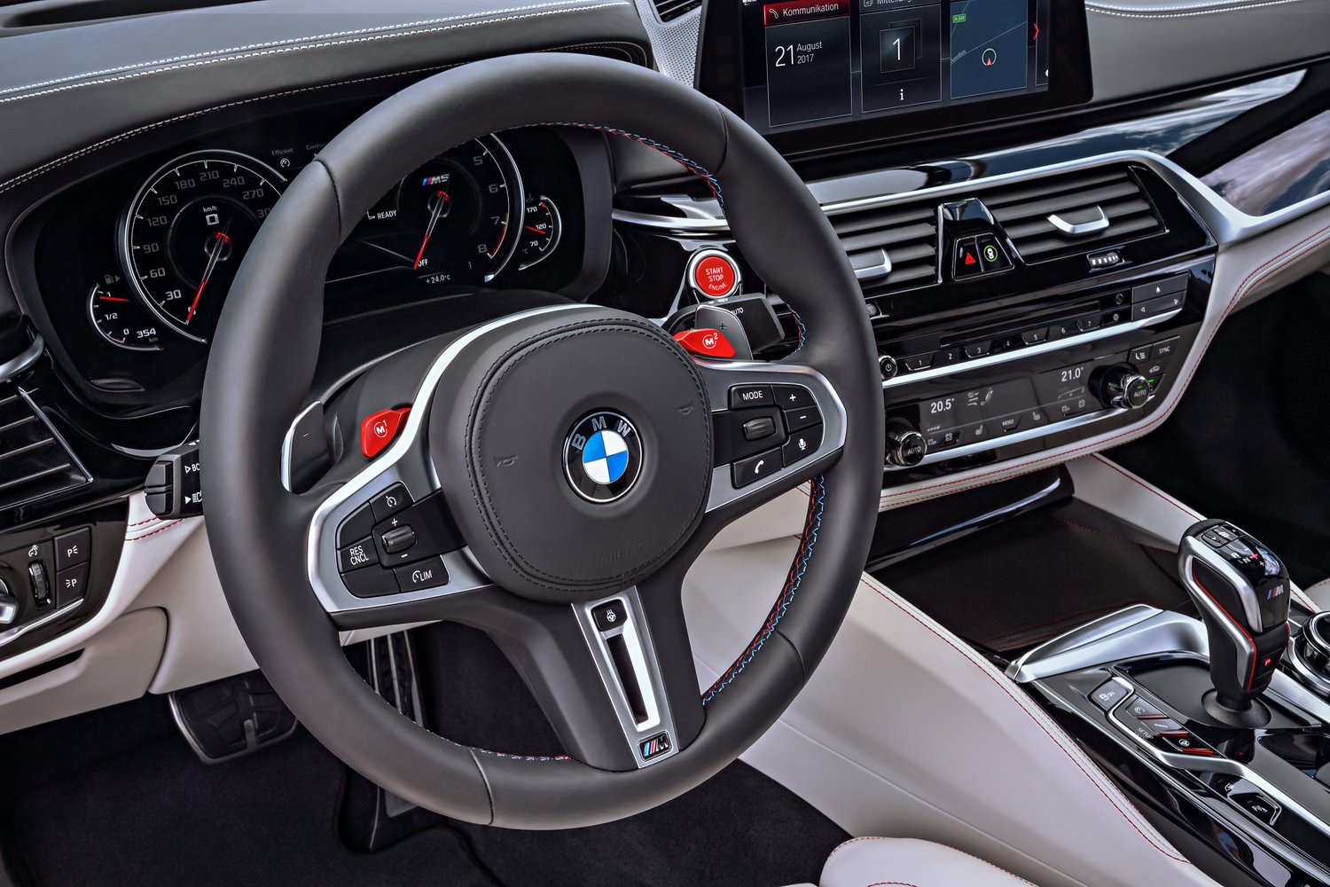 Összkerékhajtással debütált az új BMW M5 10