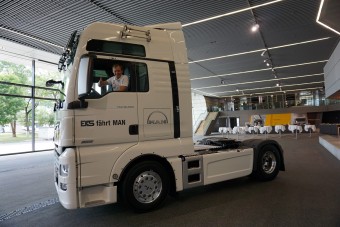 Nyerges vontató volánja mögé ült a ralikrossz-világbajnok