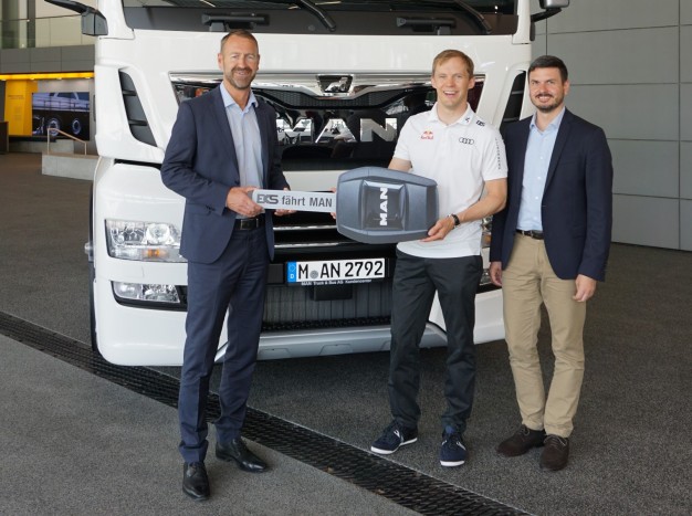 Nyerges vontató volánja mögé ült a ralikrossz-világbajnok 1 | Vezess Nyerges vontató volánja mögé ült a ralikrossz-világbajnok 1