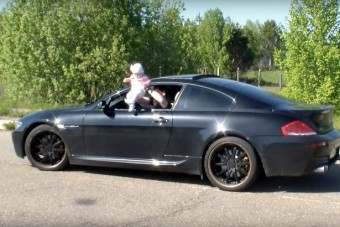 Kilógatta kislányát autója ablakán az orosz férfi és gázt adott