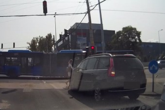 Káoszba fulladt a magyar hölgy vezetése, a pirosnál is tolatva indult el