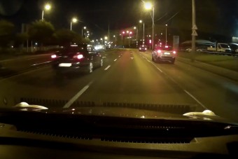 Úgy hajtott át két piroson is a pesti autós, mintha nem lenne holnap