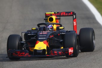 Önvezető Forma-1-gyel riogat a Red Bull-főnök