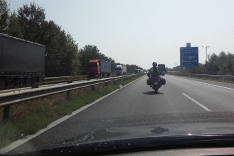 Az M1-esen fotózták a tökéletes rendszámot