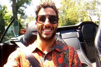 Ricciardo málnás ingben luxusautózik