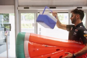 F1: Mókás videó, így indultak nyaralni Verstappenék