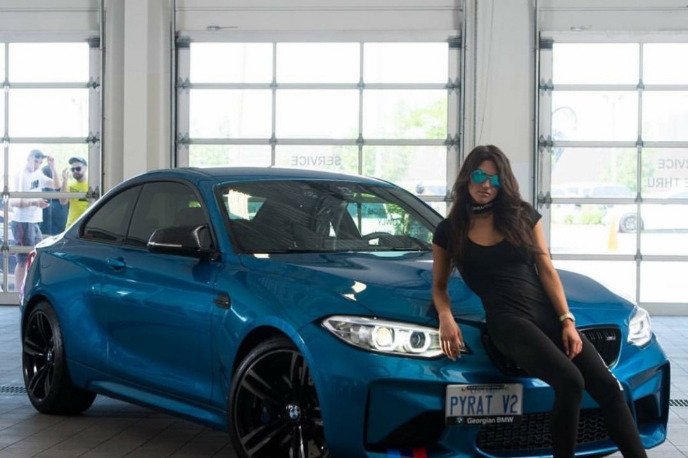 Lóerőkkel pózoló bikinis lányokkal búcsúzunk a fülledt nyártól 18